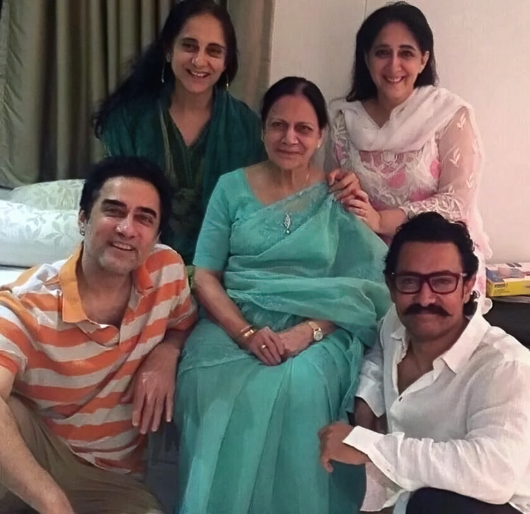 Aamir Khan with his mother Zeenat Hussain, sisters Nikhat Khan, Farhat Khan & brother Faisal Khan